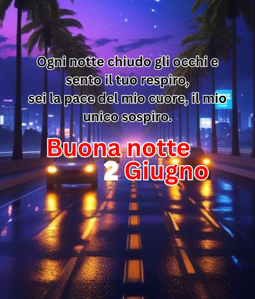 Buona notte 2 Giugno con frase romantica su strada notturna illuminata, palme e skyline cittadino.